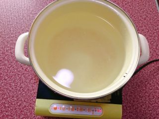 7、鲜虾粥,大米洗净，冷水入锅，大火。