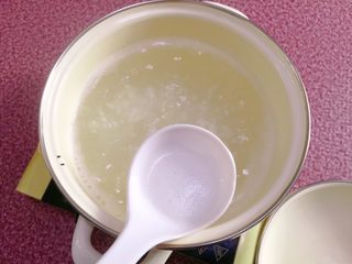 8、鲜虾粥,煮开捞掉些许浮沫。中火继续煮。