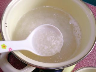 9、鲜虾粥,煮至米粒爆开。