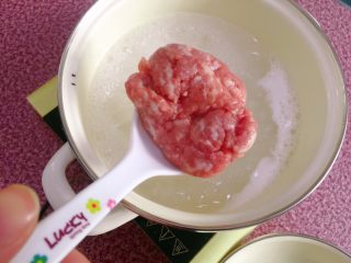 10、鲜虾粥,加入肉碎。