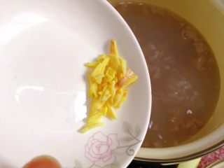 12、鲜虾粥,加入姜丝。
