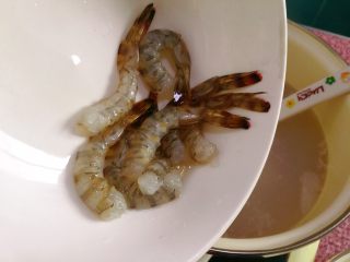 13、鲜虾粥,加入虾。