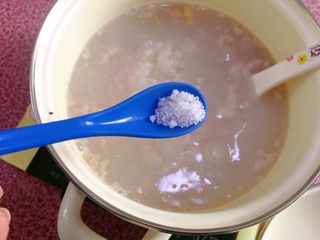 14、鲜虾粥,按口味调入盐。