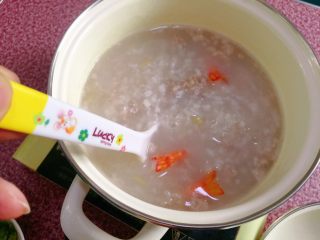 15、鲜虾粥,煮开的状态边煮边搅，虾熟就好。