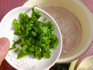 16、鲜虾粥,加入芹菜香菜碎。