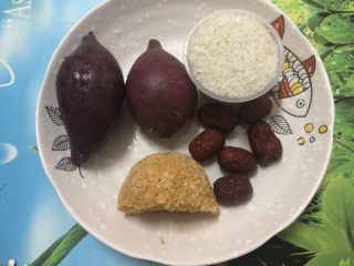 1、紫薯银耳粥,准备食材
