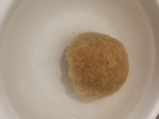 2、紫薯银耳粥,先把银耳放清水里泡半小时以上