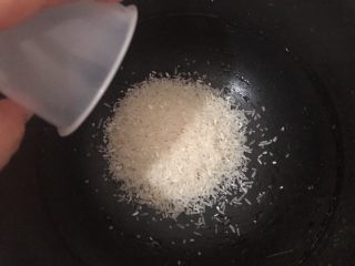 3、紫薯银耳粥,把大米倒入锅里