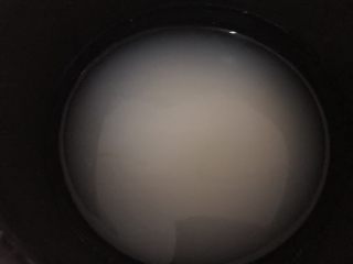 4、紫薯银耳粥,用清水洗两遍