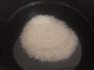 5、紫薯银耳粥,洗干净的大米,加入适量的水