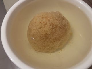 6、紫薯银耳粥,把泡了半小时以上的银耳,洗洗弄成小块小块的