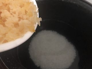 8、紫薯银耳粥,加入到锅里,盖盖开煮