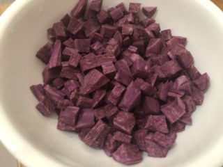 10、紫薯银耳粥,切成粒