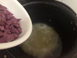 11、紫薯银耳粥,加入到锅里