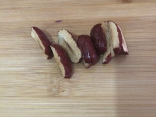 12、紫薯银耳粥,把红枣去籽,加入到锅里