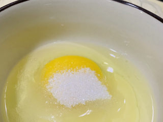 8、烤馒头片,鸡蛋打入碗内，加白糖，加炼乳