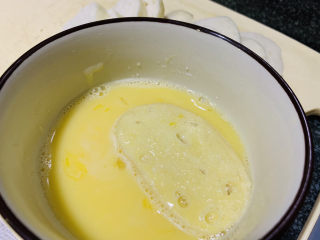 10、烤馒头片,放入馒头片粘下