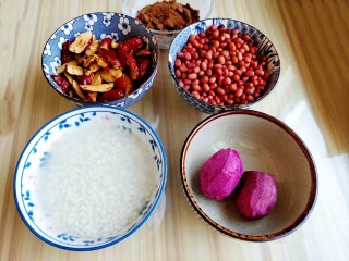 1、超黏糯甄糕,红枣去核剪成片，红豆提前一夜泡发，糯米提前两天泡发，紫薯可选，准备好红糖。