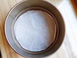 2、超黏糯甄糕,我用的八寸圆模，底部铺一层油纸。边缘抹薄薄的一层油。