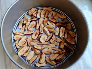 3、超黏糯甄糕,先把红枣正面朝下铺满，如图。