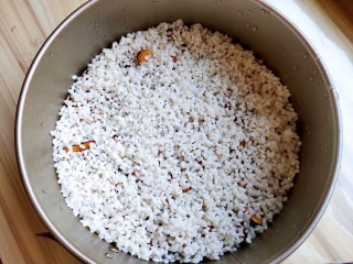 4、超黏糯甄糕,再铺一层糯米。