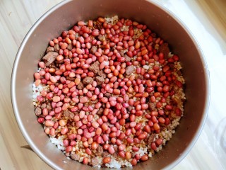 5、超黏糯甄糕,接着再铺红糖和红豆。