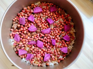 6、超黏糯甄糕,紫薯切成小块儿放在上面。