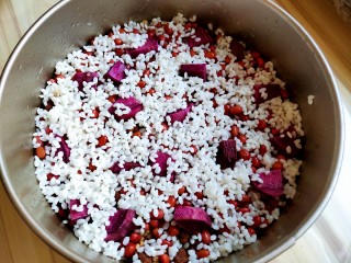 7、超黏糯甄糕,再铺一层糯米。