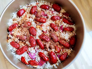 8、超黏糯甄糕,再撒红糖上面铺枣。