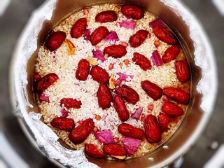 9、超黏糯甄糕,有多少米？就一次铺完即可，模具要包一层锡纸，往里面注水，水要没过红枣。