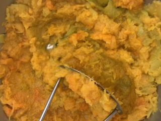 1、奶香南瓜粥,南瓜蒸压成泥