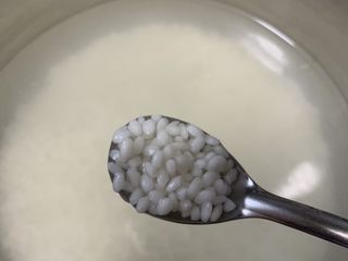 2、奶香南瓜粥,糯米淘净