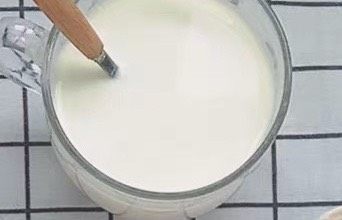 9、奶香南瓜粥,奶倒入养生壶