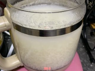 10、奶香南瓜粥,放奶加水放米搅拌均匀