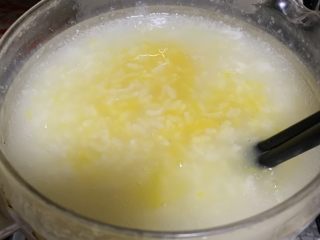 12、奶香南瓜粥,放入南瓜泥