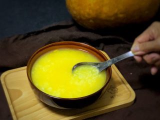 16、奶香南瓜粥,熬到粘稠
