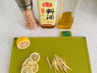 1、清蒸巴沙鱼柳,柠檬切片，姜切丝备用。