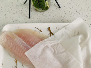 2、清蒸巴沙鱼柳,巴沙鱼柳自然解冻，清洗干净后，用厨房用纸吸出多余的水分。