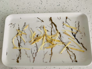 3、清蒸巴沙鱼柳,姜丝码入盘中