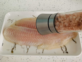 5、清蒸巴沙鱼柳,加入适量的盐，不要很多，一点点就好。