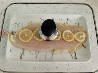 6、清蒸巴沙鱼柳,鱼柳上面摆上柠檬，盖上盖子腌制15分钟。