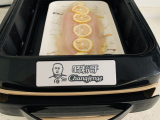 7、清蒸巴沙鱼柳,嗯腌制好的鱼肉放入蒸锅中，水开计大火蒸6分钟。