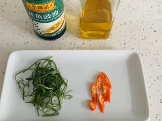 8、清蒸巴沙鱼柳,蒸鱼的时候我们准备葱丝、小米辣备用。