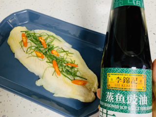 10、清蒸巴沙鱼柳,加入适量的蒸鱼豉油。