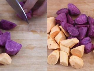 1、太热难道餐餐吃白米饭？一碗红薯糖水，唤醒你酷暑的味觉,红薯、紫薯洗净去皮，切滚刀状，百合剥瓣，所有食材料理准备好