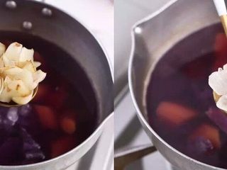 3、太热难道餐餐吃白米饭？一碗红薯糖水，唤醒你酷暑的味觉,熬至红薯、紫薯变软但不松散的状态，加入百合、冰糖，煮至冰糖融化备用