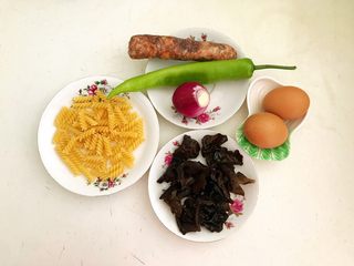 1、杂蔬意面烘蛋饼,准备食材