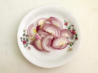 3、杂蔬意面烘蛋饼,圆葱切成丝