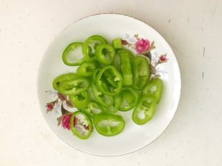 4、杂蔬意面烘蛋饼,尖椒去蒂，去籽，切成辣椒圈