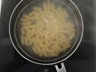 9、杂蔬意面烘蛋饼,螺丝面煮熟了